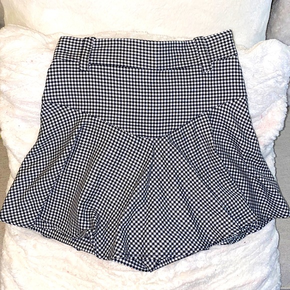 Zara Woven checkered A-line mini skort with drop seam and ruffle detail. - Picture 1 of 4